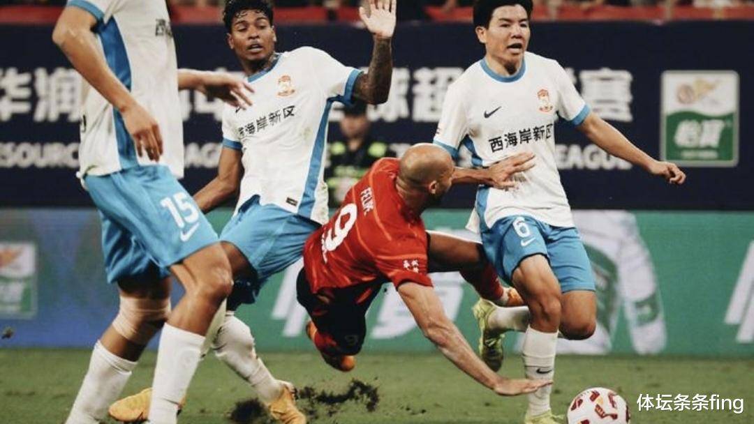 恩菲尔德球迷现场助威，球队士气高涨(今日绿衫军飞扬德黑兰足球俱乐部的崛起)
