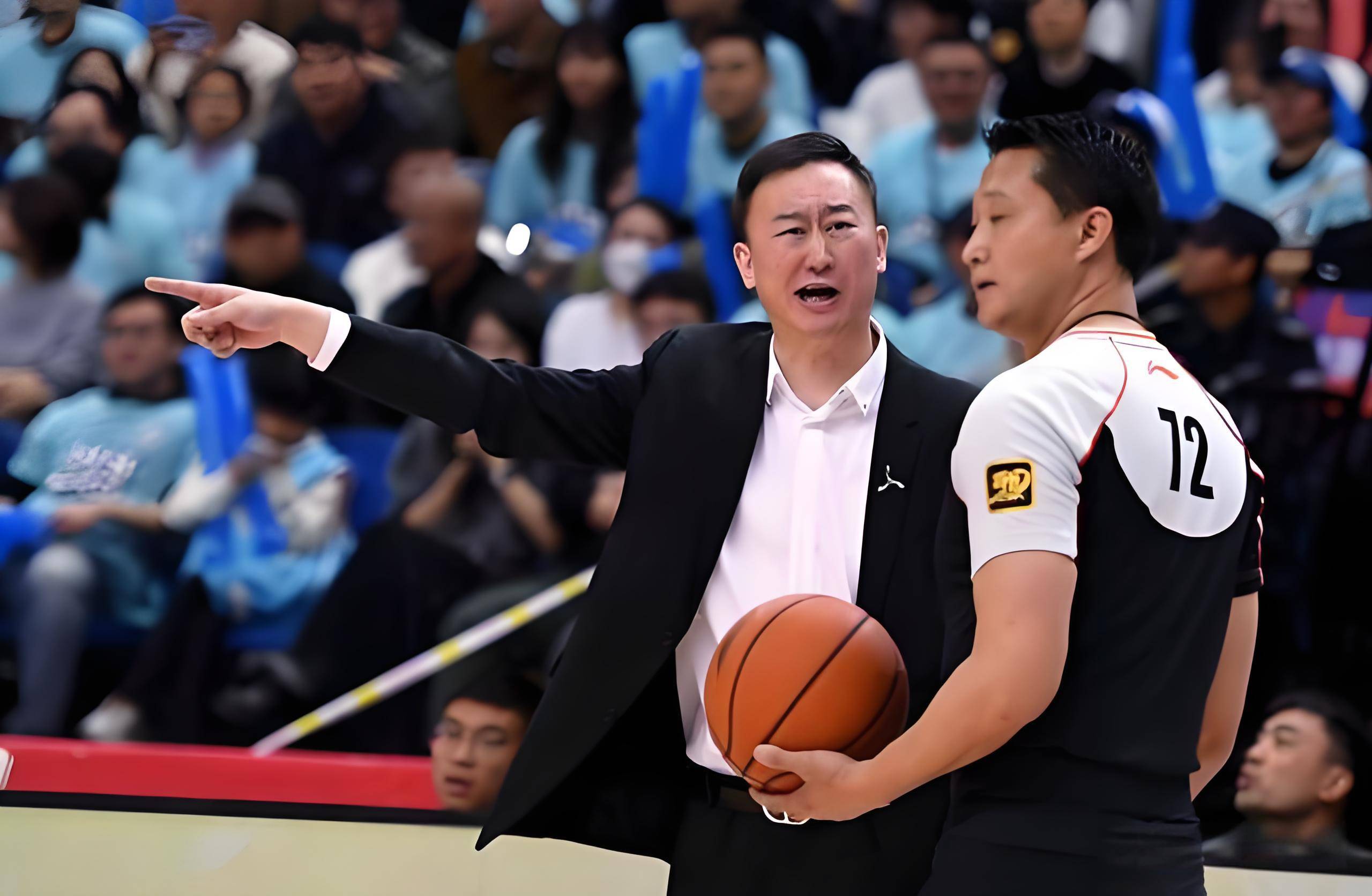 关于记者：刘维伟与青岛俱乐部完成续约上赛季2-3不敌广厦略显遗憾的信息